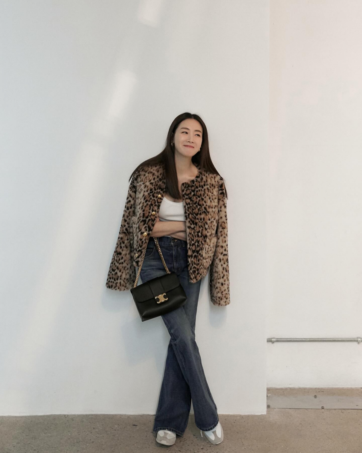 '9살 연하♥' 최지우, 호피+청바지+운동화로 올 킬…520만 원 명품 C사 가방 들고 미소