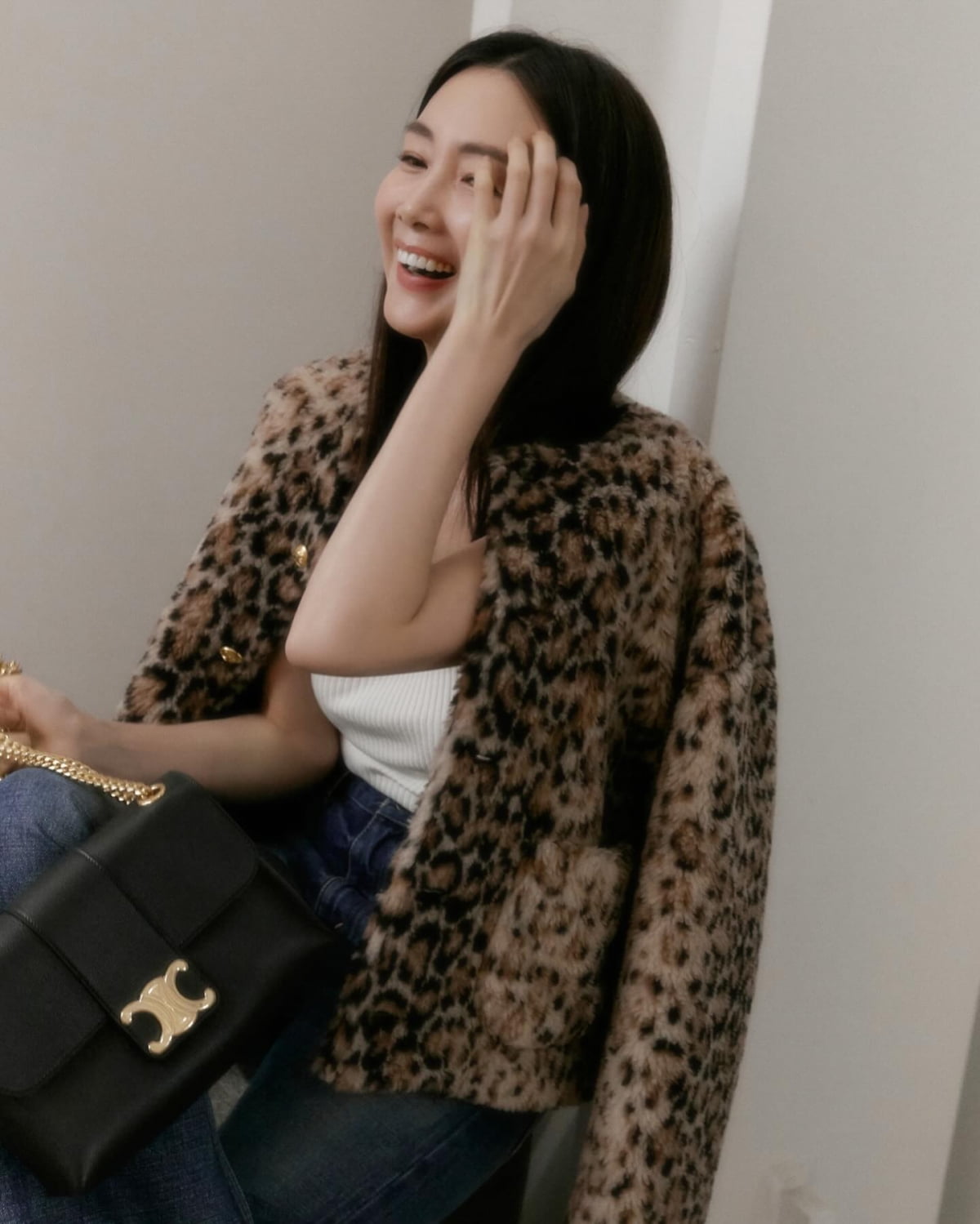'9살 연하♥' 최지우, 호피+청바지+운동화로 올 킬…520만 원 명품 C사 가방 들고 미소