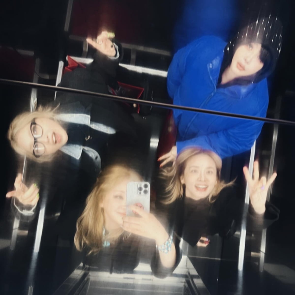 박봄도 올렸다, 2NE1 완전체 회동…해체 후에도 빛나는 우정
