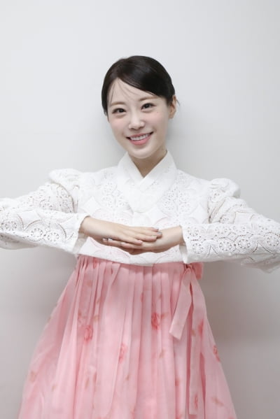韓服を着たホ・ヨンジ、「明けましておめでとうございます」