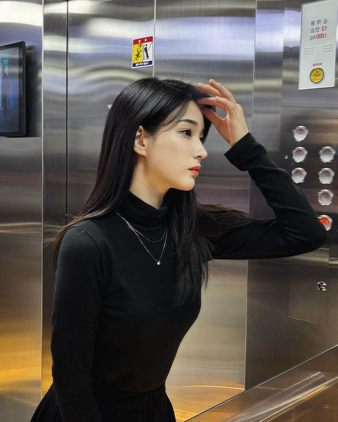 '이혼' 율희, 시댁 갈 걱정 無…엘베에서 미모 점검 중