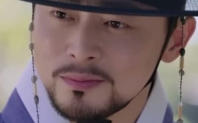 Jo Jung-seok, a passionate kiss to Shin Se-kyung