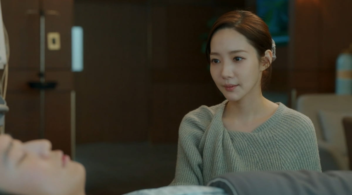 박민영, 800억 자산가답네…92만원 명품 니트로 뽐낸 간병룩