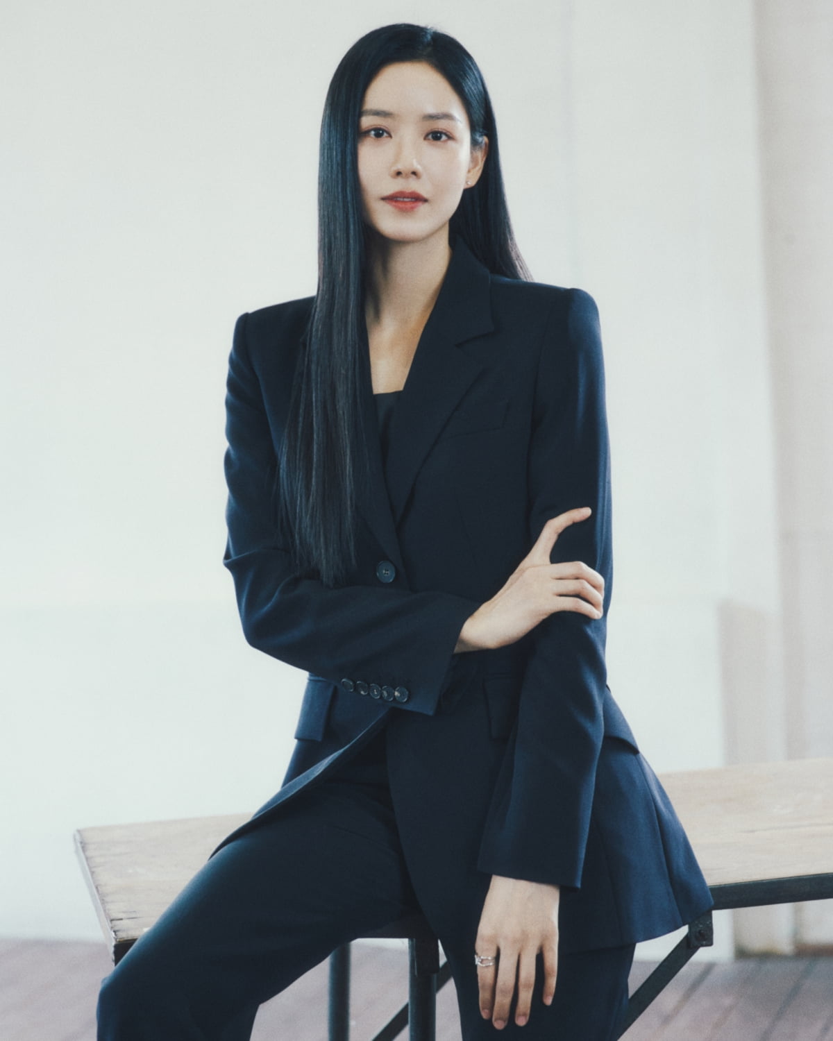 안지혜, 마동석도 때려잡을 액션이더니 청순+도도 비주얼 '반전'[화보]