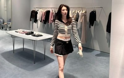 박하선, 머리부터 발끝까지 명품 M사 신상…배 드러낸 당당 워킹