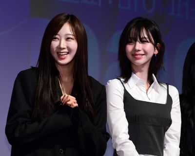 [TEN포토]에스파 카리나-지젤 '영화관을 밝히는 미소'