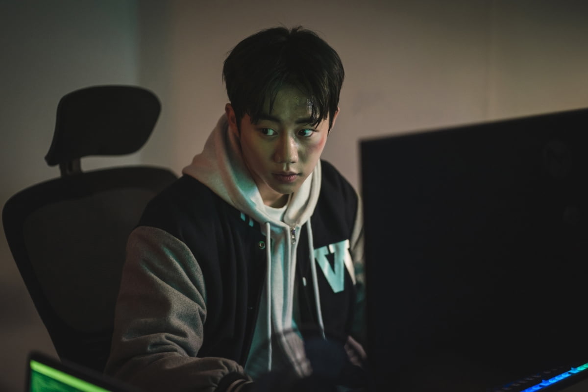 디즈니+ '킬러들의 쇼핑몰' 스틸컷.