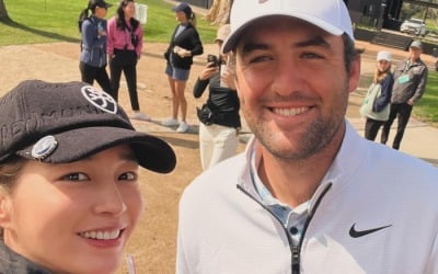 イ・ミンジョン、男子ゴルフ世界1位選手と認証ショット