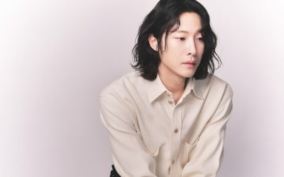 'IU's Man' Lee Jong-won "Still awkward with Park Bo-gum"