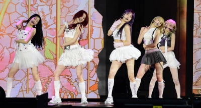 [TEN포토]르세라핌 '시선 사로잡는 백조들'