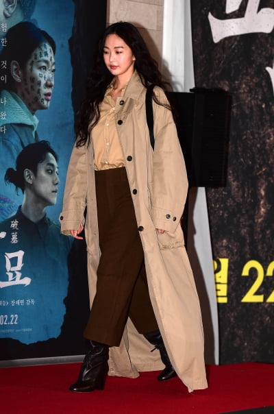 [TEN포토]금새록 '너무 긴 롱코트'