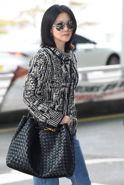 [TEN포토]이영애 '횡단보도에서 화보촬영중'