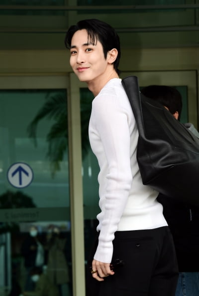 [TEN포토]이수혁 '뒤돌아보면 설레임 가득'