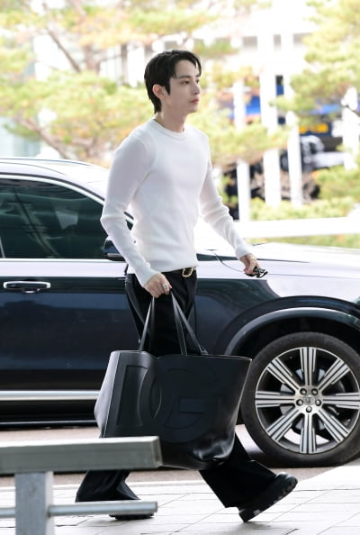 [TEN포토]이수혁 '피지컬 찢어버린 공항패션'