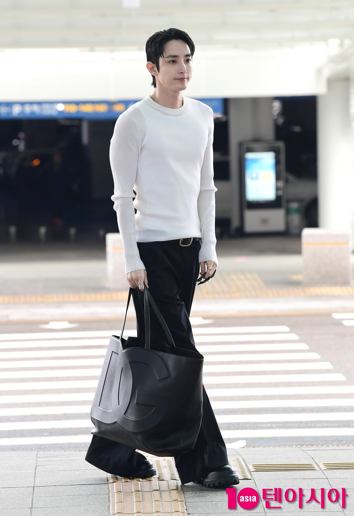 [TEN포토]이수혁 '깔끔한 블랙&화이트'