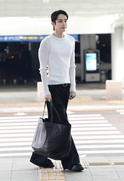 [TEN포토]이수혁 '깔끔한 블랙&화이트'