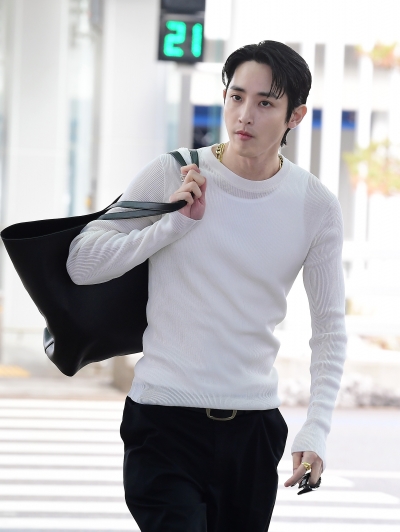 Lee Soo-hyuk, shining airport fashion with muscle fit... Beautiful visual