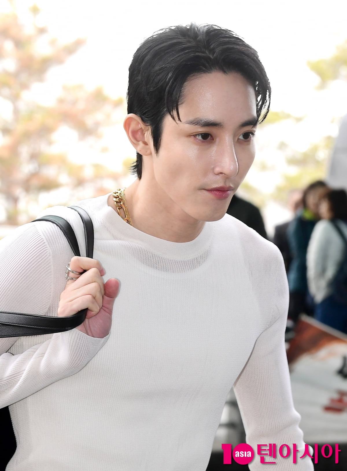 [TEN포토]이수혁 '콧날에 베이겠네'
