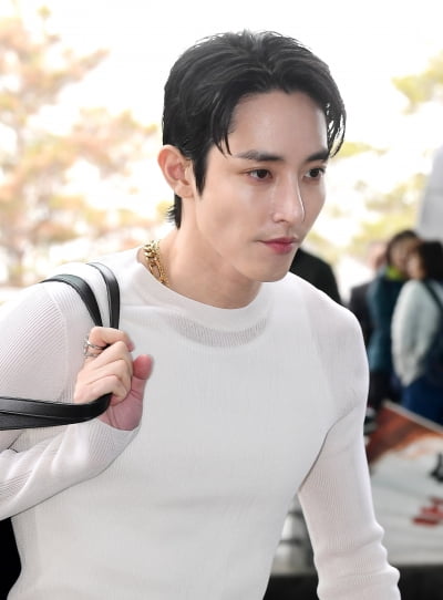 [TEN포토]이수혁 '콧날에 베이겠네'