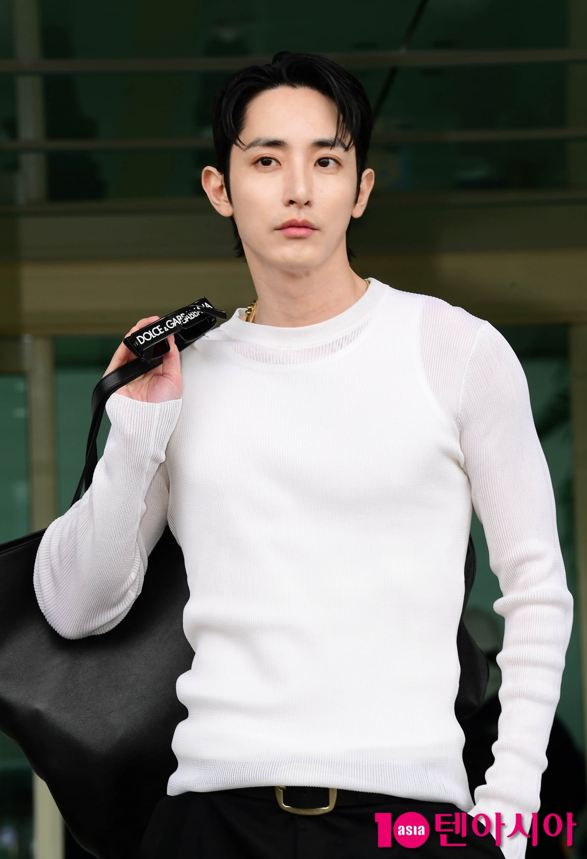 이수혁, 머슬핏 빛나는 공항패션...美친 비주얼[TEN포토+]