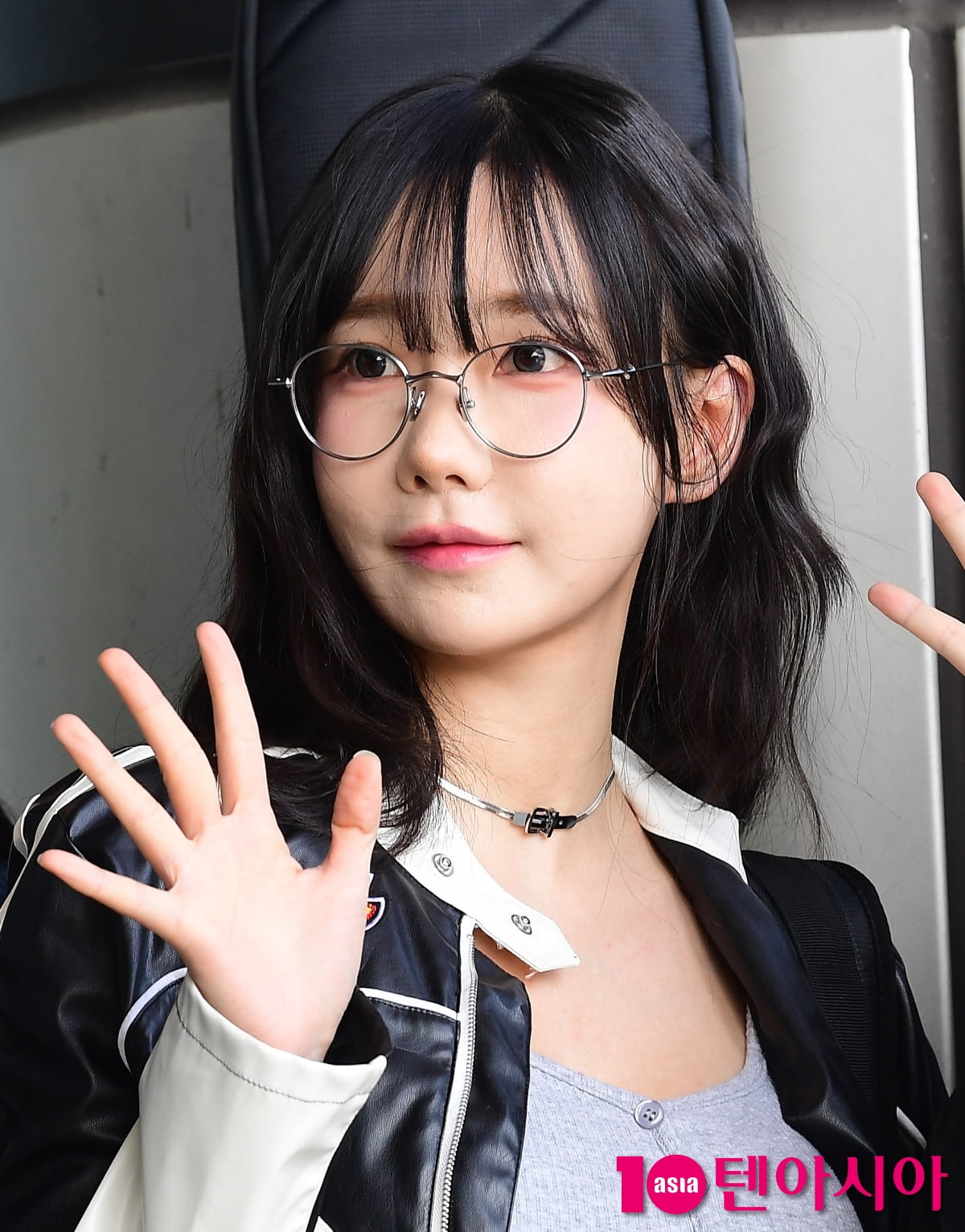 [TEN포토]QWER 마젠타 '인형이랑 붕어빵'