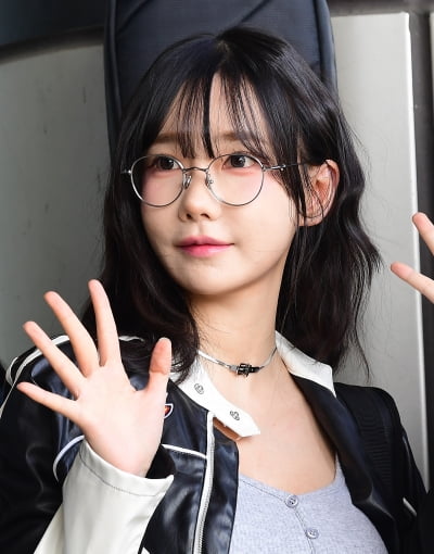 [TEN포토]QWER 마젠타 '인형이랑 붕어빵'