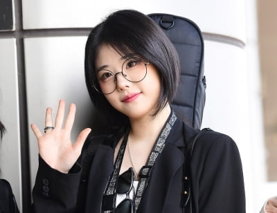 [TEN포토]QWER 히나 '신비로운 인사'