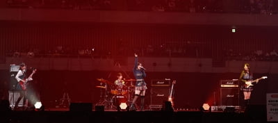 [TEN포토] QWER '케이스타일파티 오프닝 장식'