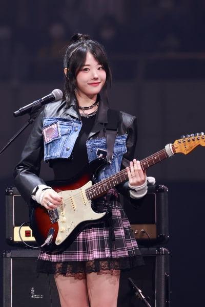 [TEN포토] QWER 히나 '마주치면 떨려'