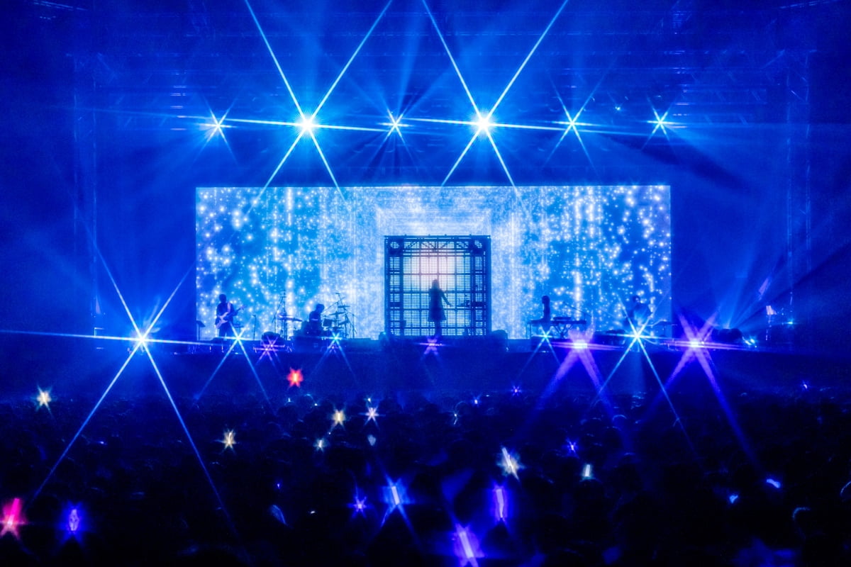 사진제공 = 유니버설 뮤직 재팬, 리벳(LIVET)
촬영=Viola Kam (V'z Twinkle)(공연 이미지), 리벳(LIVET)(포스터)