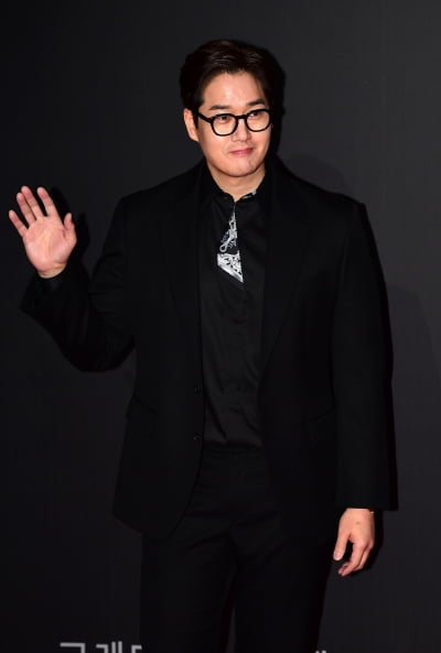 [TEN포토]유지태 '인사도 다정하게'