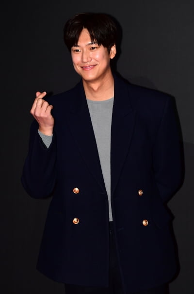[TEN포토]나인우 '강지원에게 보내는 하트'