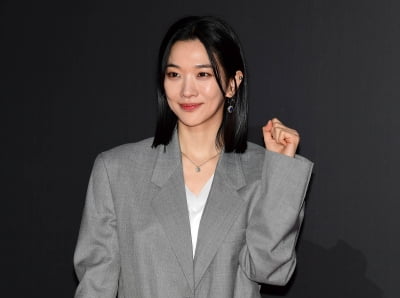 [TEN포토]정윤하 '패스트 라이브즈 파이팅!'