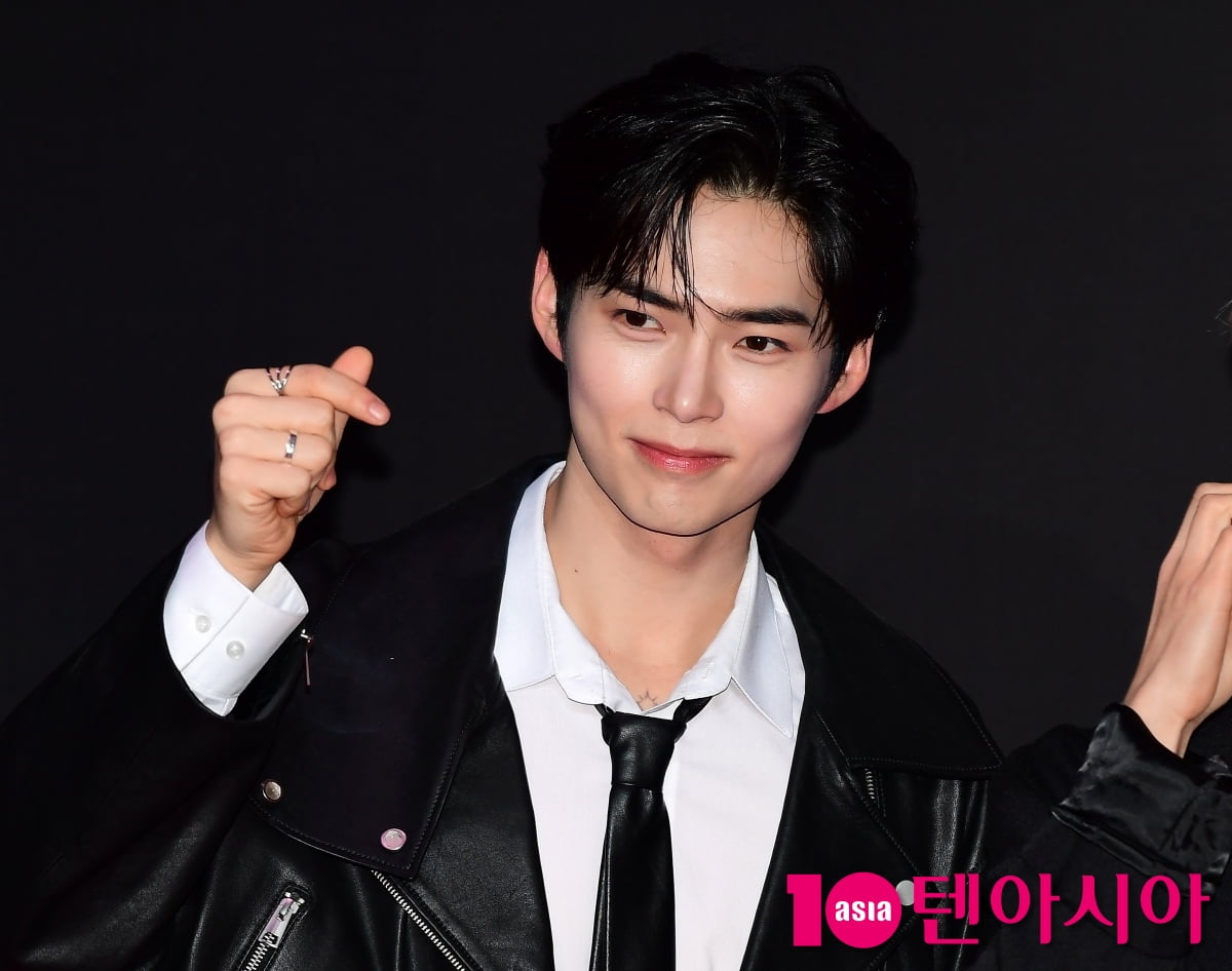 [TEN포토]제로베이스원 성한빈 '상남자의 하트'