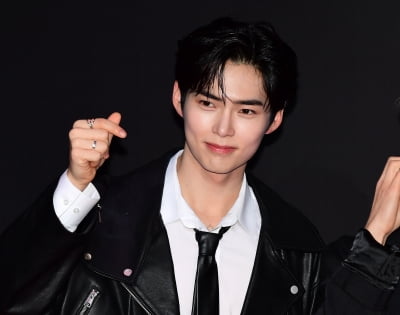 [TEN포토]제로베이스원 성한빈 '상남자의 하트'