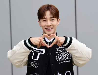[TEN포토]이기광 '첫사랑 백은호의 고양이 하트'
