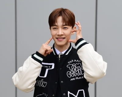 [TEN포토]이기광 '볼콕 하트 이쁘죠'