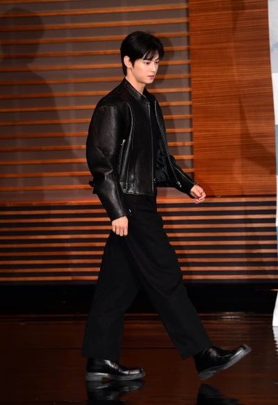 [TEN포토]차은우 '그림자 마저 멋짐'
