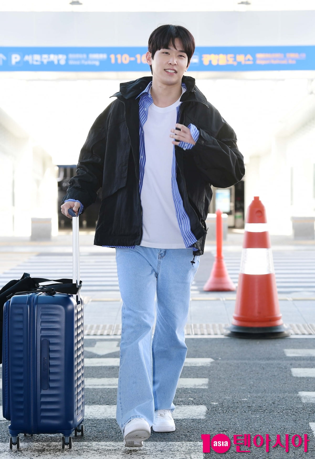 [TEN포토]이시우 '청바지+흰티만 입어도 빛나'