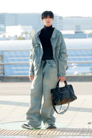 더보이즈 주연, B사 명품으로 공항 패션 뽐내
