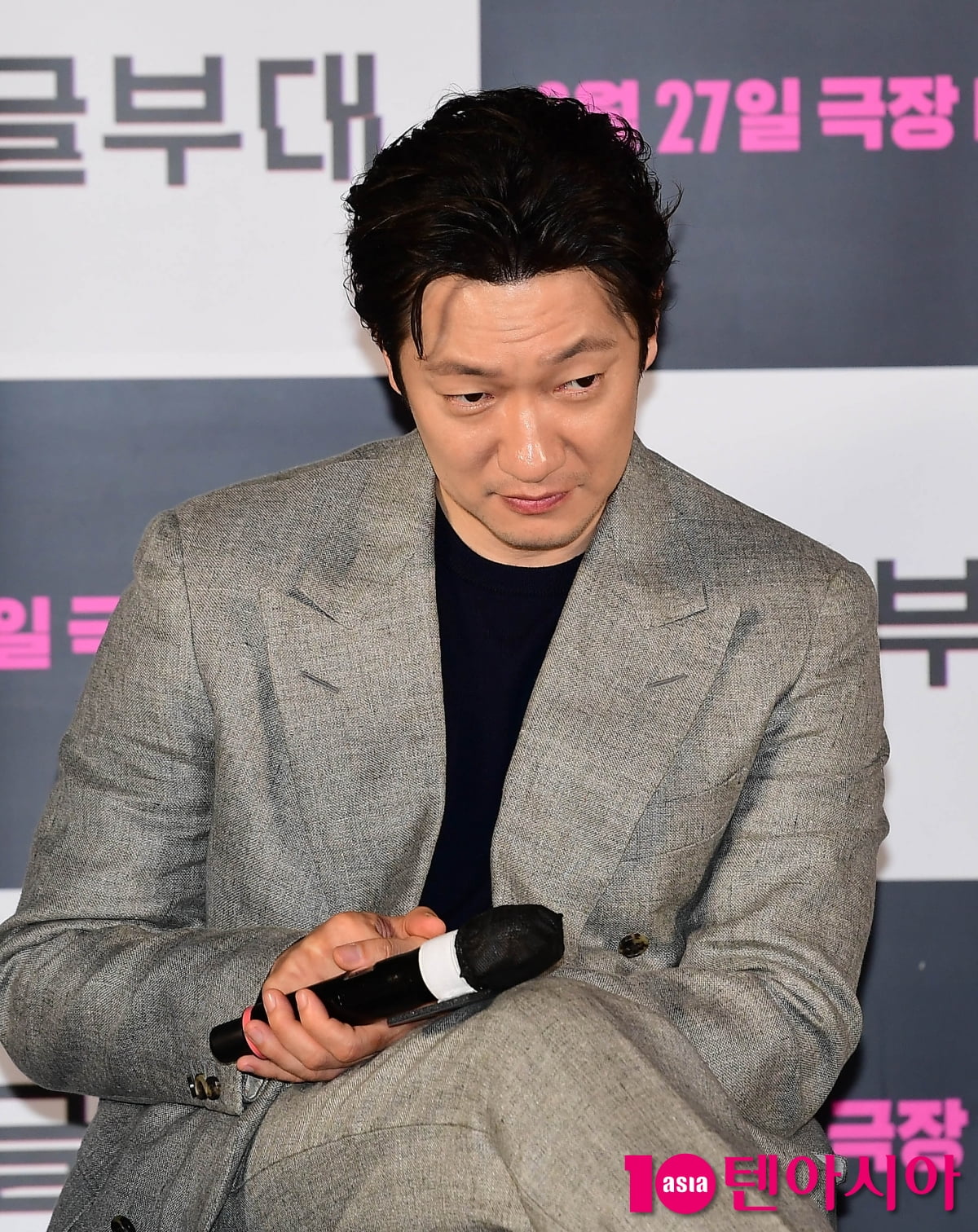 [TEN포토]손석구 '고민중'