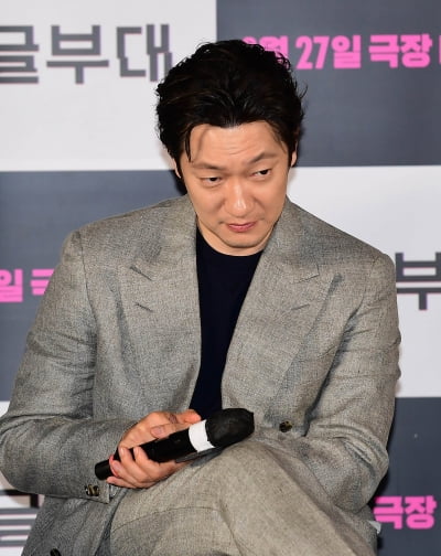 [TEN포토]손석구 '고민중'