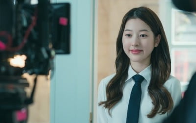 김지연→장다아, 촬영장 뒷모습은 어떨까…모니터링에 푹 빠진 女배우들