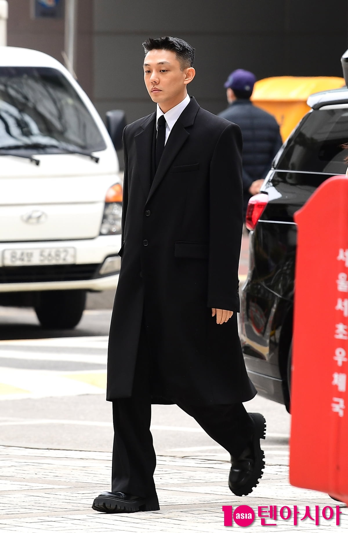 [TEN포토]마약 투약 혐의 공판에 출석하는 유아인 