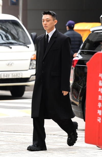 [TEN포토]마약 투약 혐의 공판에 출석하는 유아인