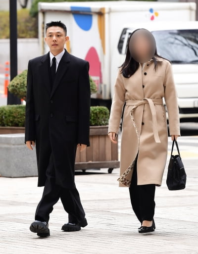 [TEN포토]유아인 '변호사와 함께 출석'