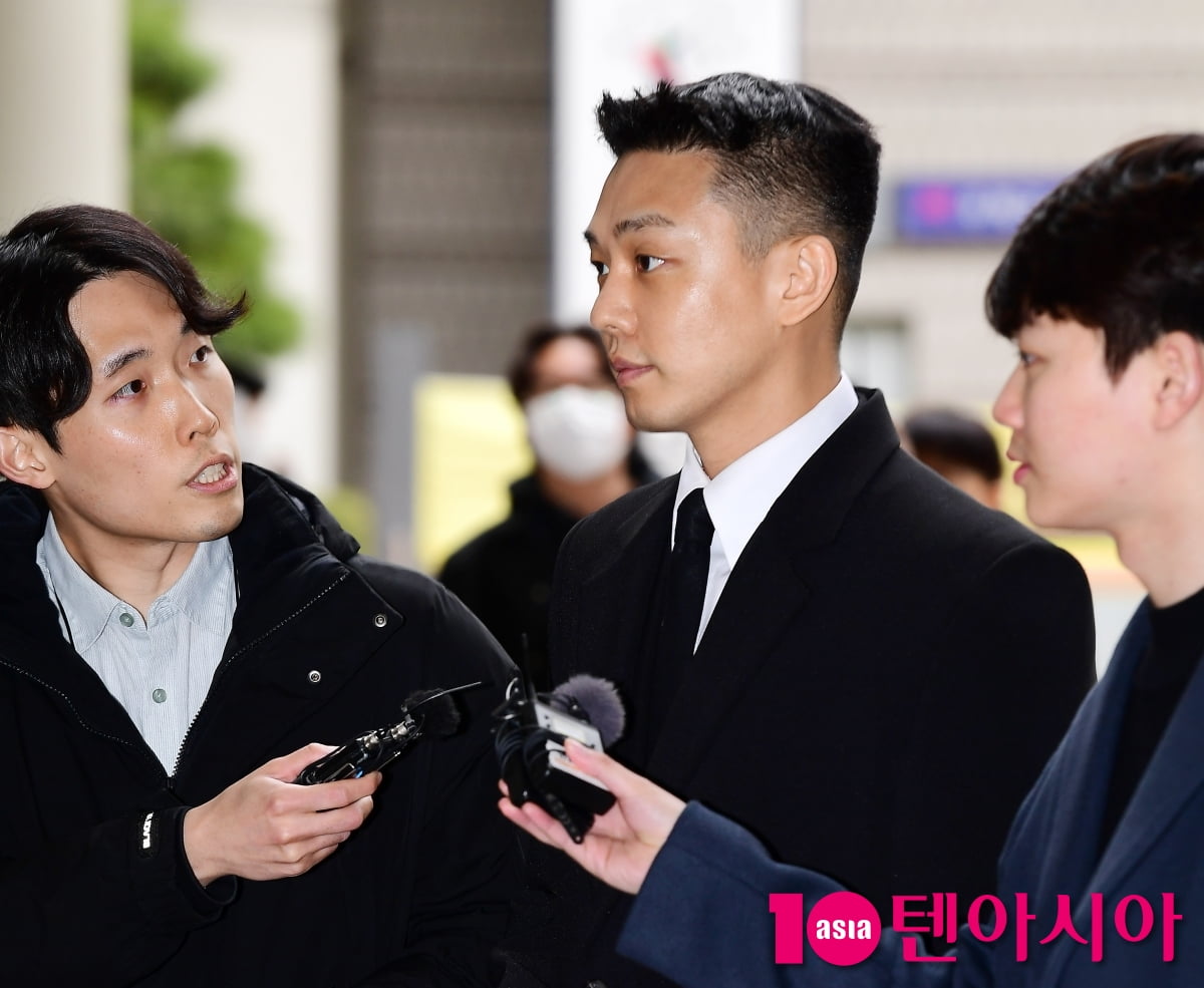[TEN포토]유아인 '취재진 질문에 묵묵부답'