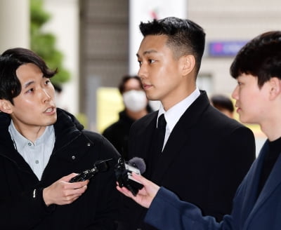 [TEN포토]유아인 '취재진 질문에 묵묵부답'