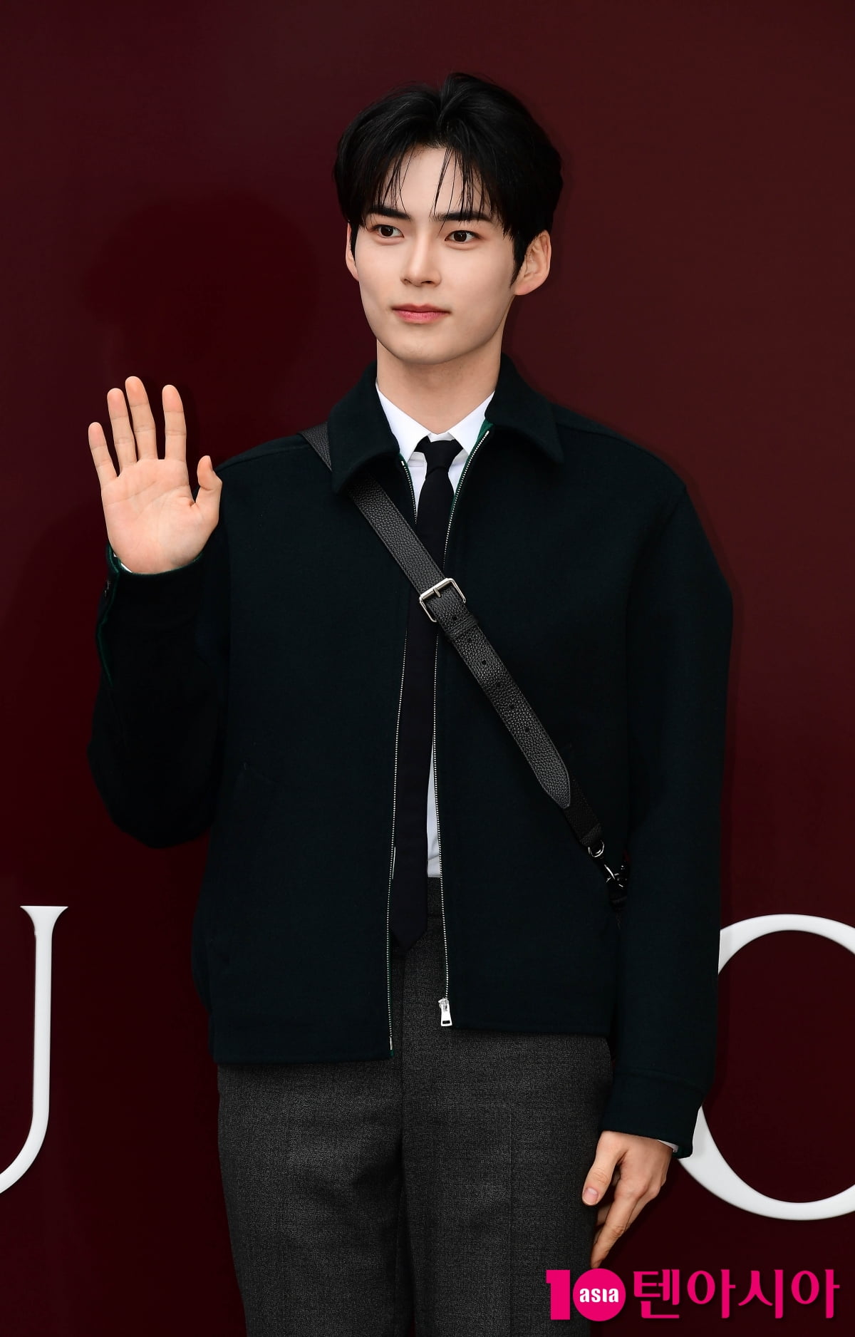 [TEN포토]제로베이스원 성한빈 '매력적인 인사'