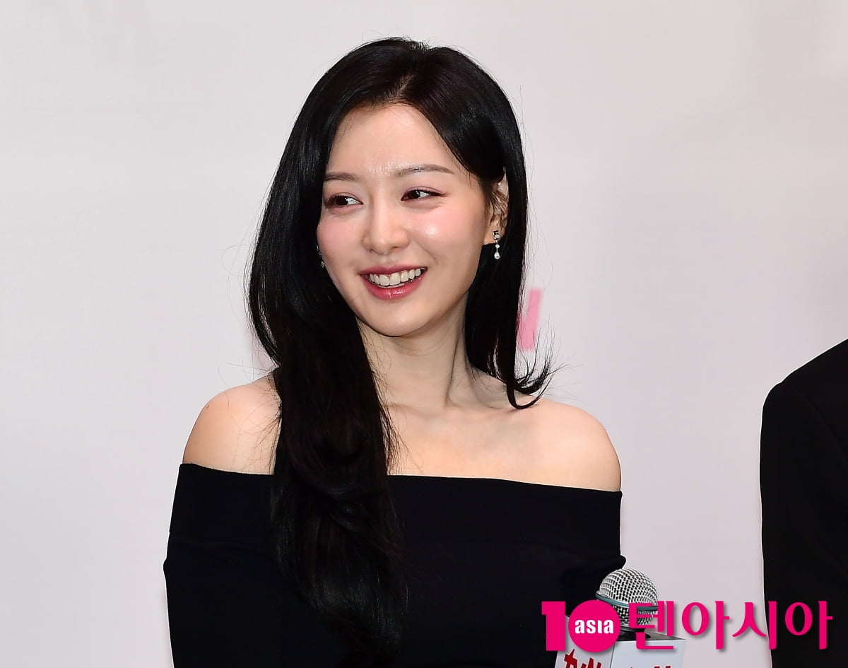 [TEN포토]김지원 '쇄골미인'